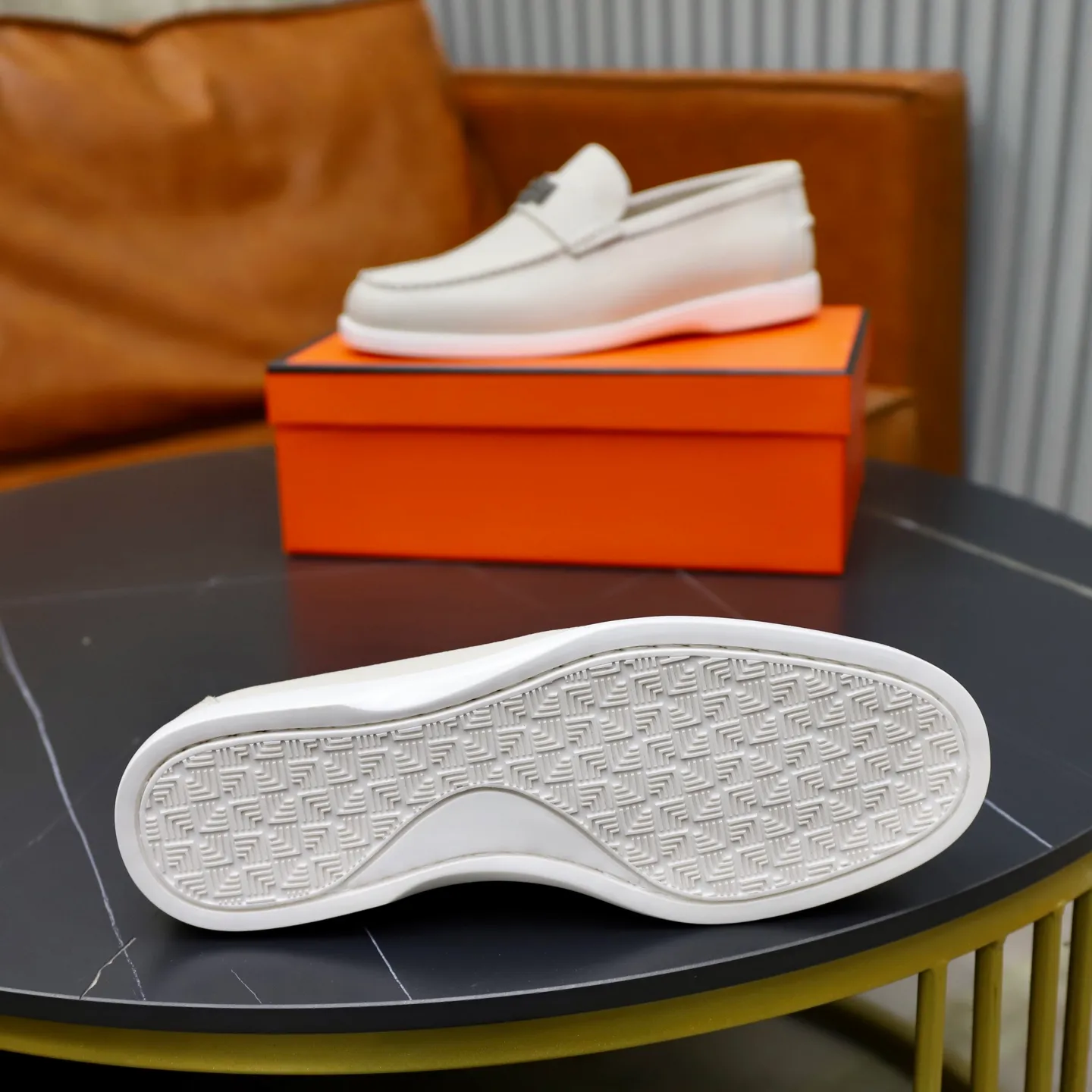 Ex-factory price: 560💰Hermès/Hermès slip-on men's shoes. This shoe is made of imported pebbled cowhide. It has simple and smooth lines and is combined with aerodynamically designed 3CM rubber foam ultra-light soles! Youthful and fashionable, classic H-shaped hardware buckle decoration, calf lining gently wraps the feet, with logo cowhide feet, casual and urban style, highlighting youthful vitality, sports and leisure version, super versatile, code number: 38-39-40-41-42-43-44 standard leather shoe size (45 can be customized but does not support returns)